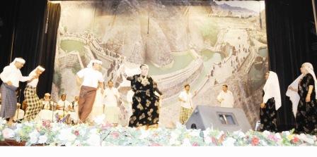 من فعاليات الحفل الخطابي والفني أمس